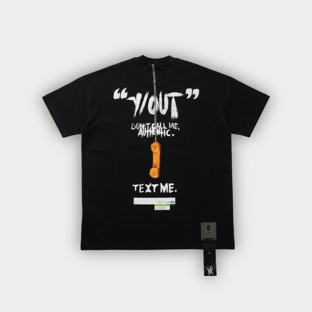 CAMISETA Y/OUT TEXT ME NEGRA