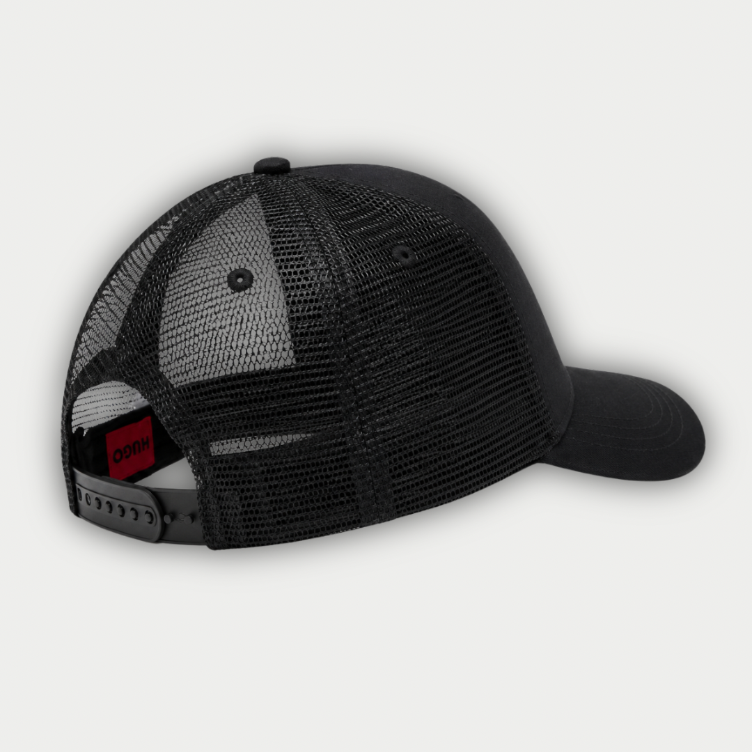 GORRA HUGO NEGRA LETRA ROJA
